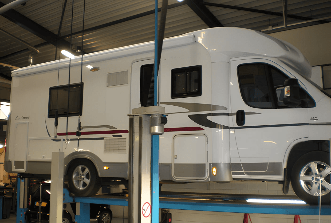 Camper omhoog op de hefbrug in de werkplaats