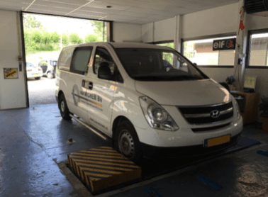 Bestelbus op de vermogensbank in de showroom