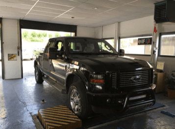 Amerikaanse pick-up op de vermogensbank in de showroom