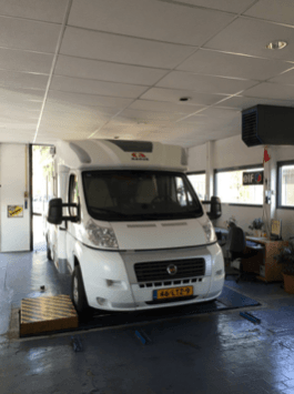 Camper op de vermogensbank in de showroom