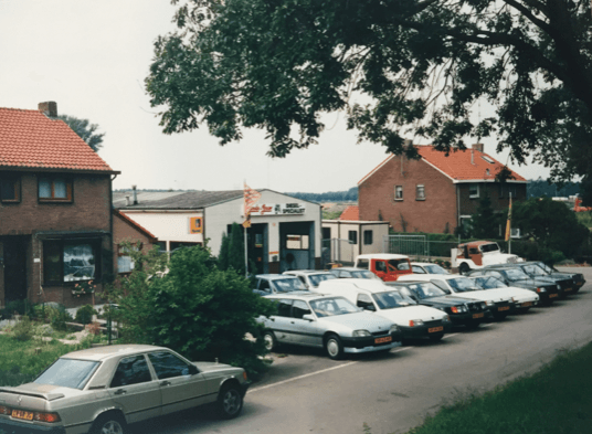 Rij auto's langs de dijk voor het garagebedrijf