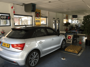 Personenauto op de vermogensbank in de showroom